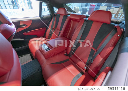 Coexistence of sufficient comfort as a sedan and a novel coupe silhouette 59553436