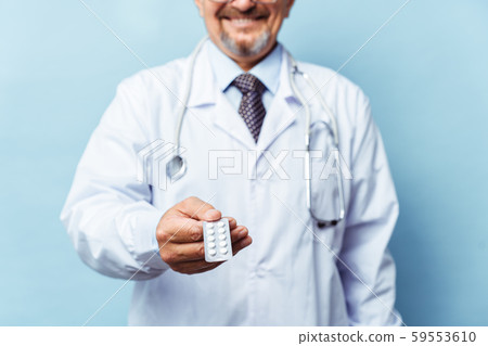Doctor giving medicine pills. on blue background. The concept of medicine, pharmacology, healthcare. 59553610