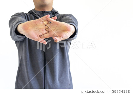穿灰色球衣伸展的男人 穿灰色球衣伸展的男人 59554158