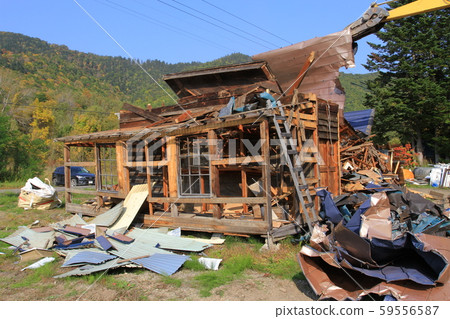 Unoccupied house dismantling work, mountain house dismantling construction site 59556587