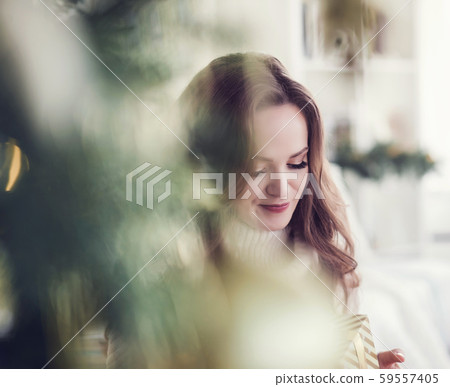 girl with makeup near the Christmas tree 59557405