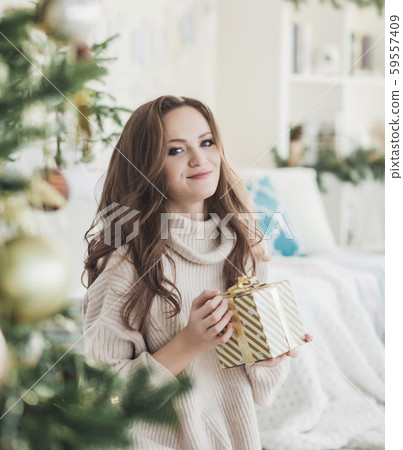 woman with christmas present box 59557409