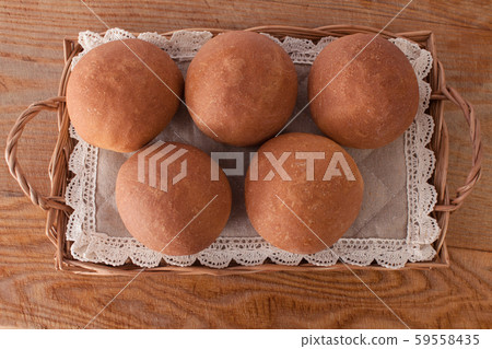 Fresh mouth-watering buns. Several delicious round buns 59558435
