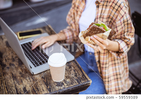 Woman having lunch in the coffee shop 59559389