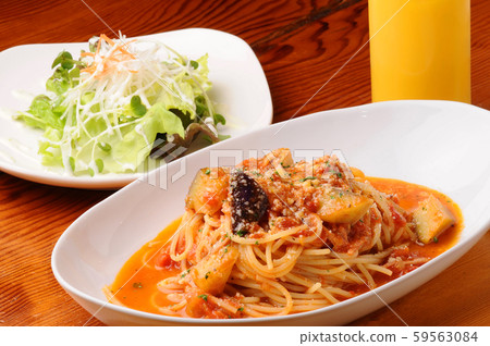 西紅柿醬意大利麵食用茄子和冬天柿子 59563084