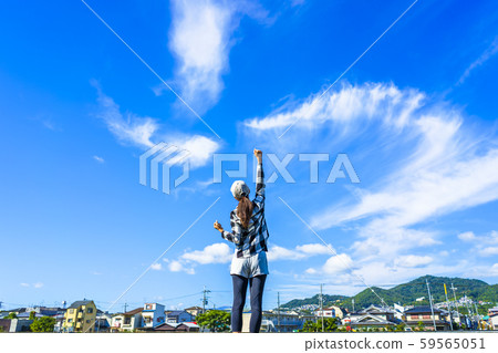 Women · blue sky 59565051