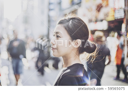 A woman who travels 59565075