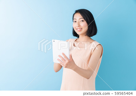 一個女人看著一台平板電腦 一個女人看著一台平板電腦 59565404