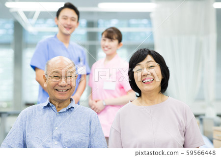 Healthcare workers and senior 59566448