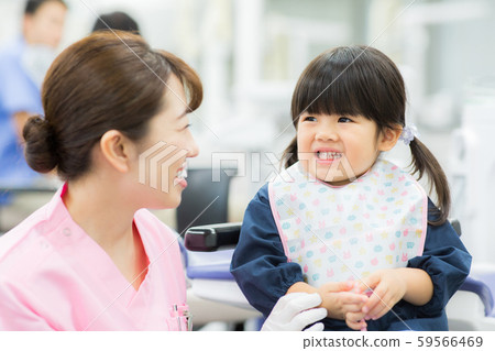 牙科保健員和兒童 牙科保健員和兒童 59566469