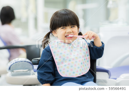 Child attending dentist 59566491