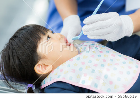 牙科保健員和兒童 牙科保健員和兒童 59566519