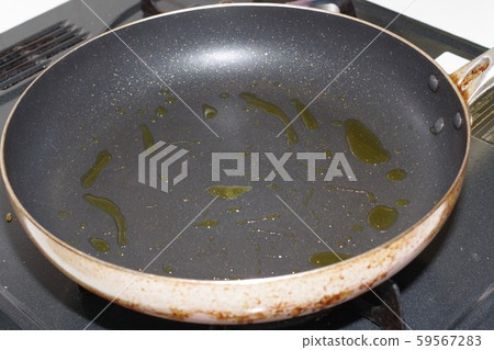 用食用油加熱的煎鍋 用食用油加熱的煎鍋 59567283