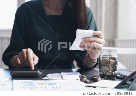 Accountant or banker calculate the cash bill. 59568911