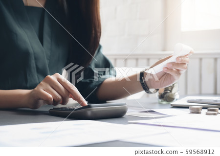 Accountant or banker calculate the cash bill. 59568912