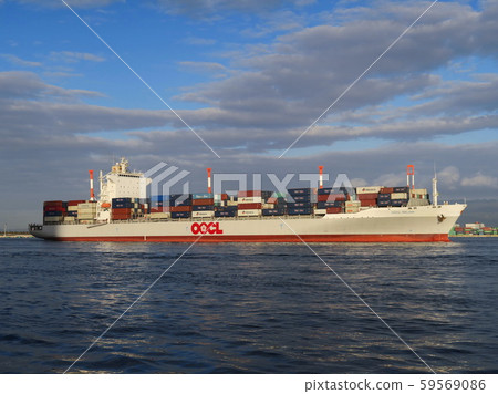 集裝箱船在早晨的陽光下進入大阪港 集裝箱船在早晨的陽光下進入大阪港 59569086
