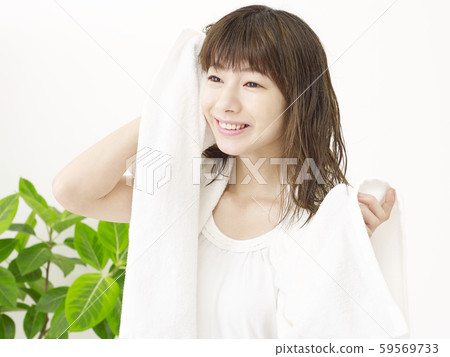 一個女人在洗澡時擦頭髮 59569733