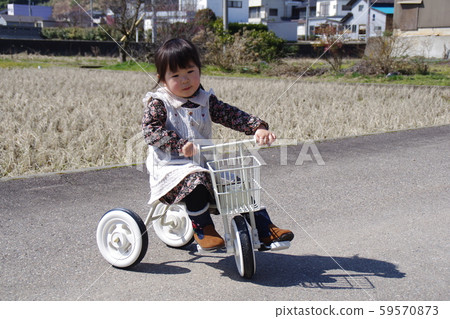 白三輪車的女孩 59570873