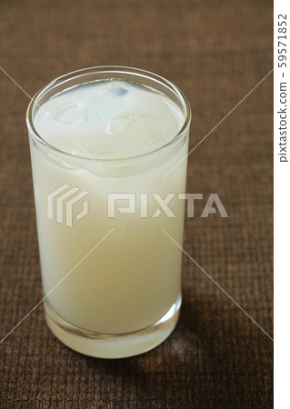 Lactic acid bacteria beverage (with ice) 59571852