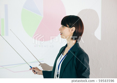 一位女士正在做演示 一位女士正在做演示 59583596