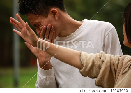 一個面對女人的男人 59585620