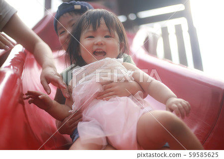 孩子們在幻燈片上玩 59585625