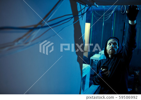 Gangster cutting the wires 59586992