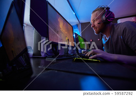 Man having fun in computer class 59587292