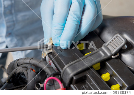 Installation of the motorbike battery 59588374