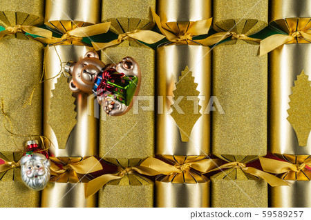 Gold Christmas Crackers. Christmas Tableware. Party Games Gold Christmas Crackers. Christmas Tableware. Party Games 59589257