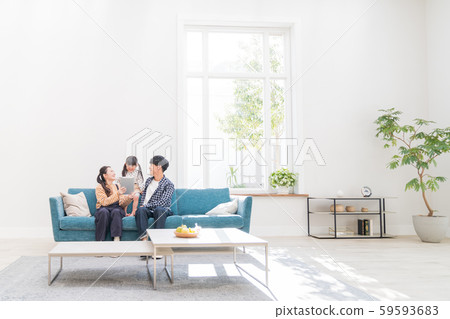 年輕的家庭，朋友，平板電腦 59593683