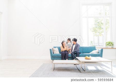 年輕的家庭，朋友，平板電腦 59593684