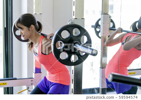 堅忍的女人，堅強而又通過訓練和身體化妝而受過漂亮的訓練 59594574