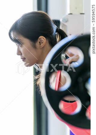 堅忍的肌肉女教練,他用槓鈴蹲訓練大腿並訓練大腿 堅忍的肌肉女教練,他用槓鈴蹲訓練大腿並訓練大腿 59594575