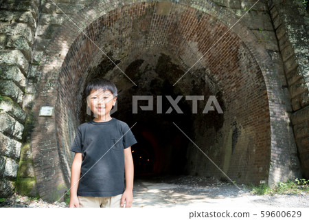 隧道和兒童 隧道和兒童 59600629