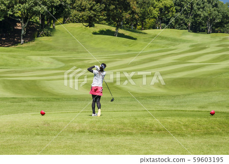 女子高爾夫球手高爾夫球場課程，女子開球，圖像材料 59603195