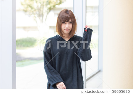 肖像女人穿著黑色針織 59605650