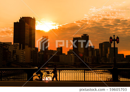 俯瞰大川夜景的大阪市中央區天滿橋 59605703