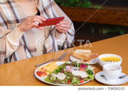 在餐廳用餐的女人 在餐廳用餐的女人 59606101