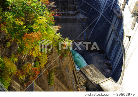 川端水壩的秋天風景 59608979