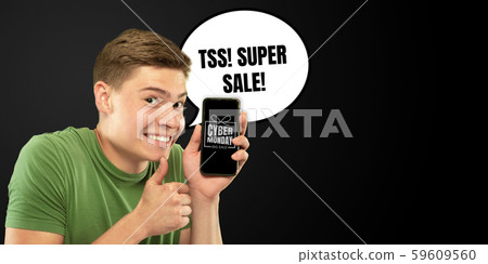 Sales concept, portrait of man with speech bubble on studio background, copyspace 59609560