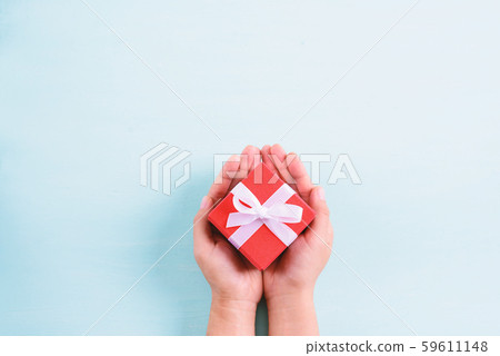 Hand holding gift box for giving 59611148