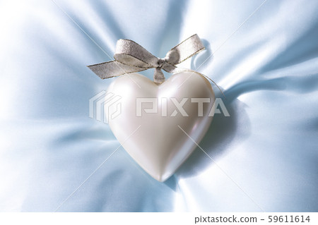 Pearl white heart 59611614