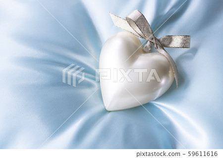 Pearl white heart 59611616