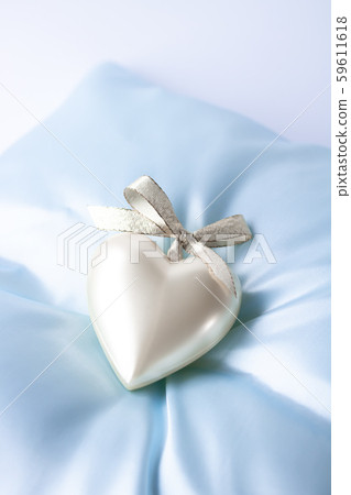 Pearl white heart 59611618