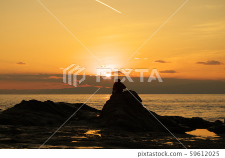 The sunset seen from the beach is beautiful. 59612025