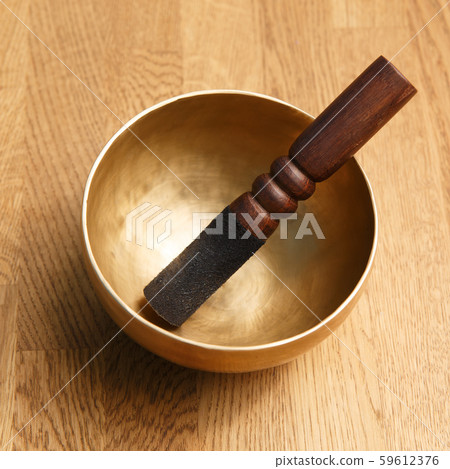 Struck and singing bowl 59612376