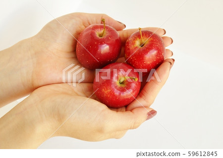 Three princess apples on both hands 59612845