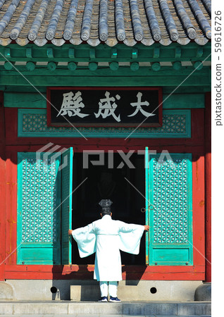 Yuri Forest closing the door of Hyanggyo Great Temple Yuri Forest closing the door of Hyanggyo Great Temple 59616726