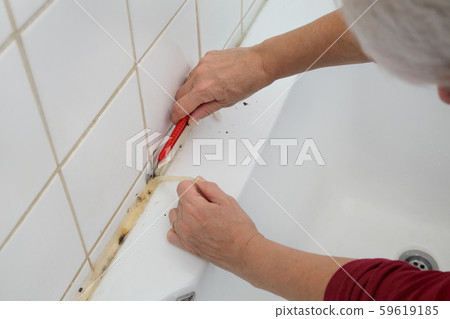 Bathroom renovation, old silicone removal 59619185